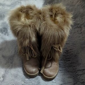 Bearpaw winter slip in boots. Soft lining, warm, amazing in snow. Size 7.